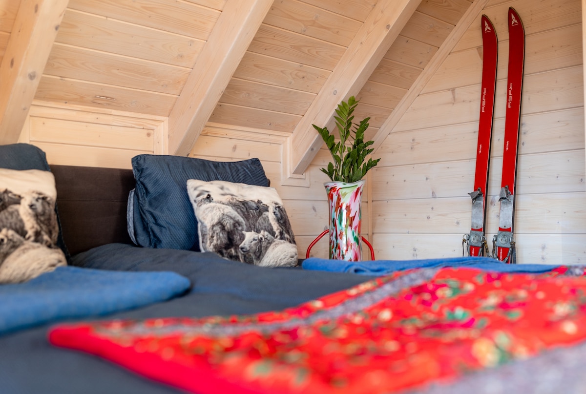 在高高的卧室里，您还可以看到美丽的木梁。 