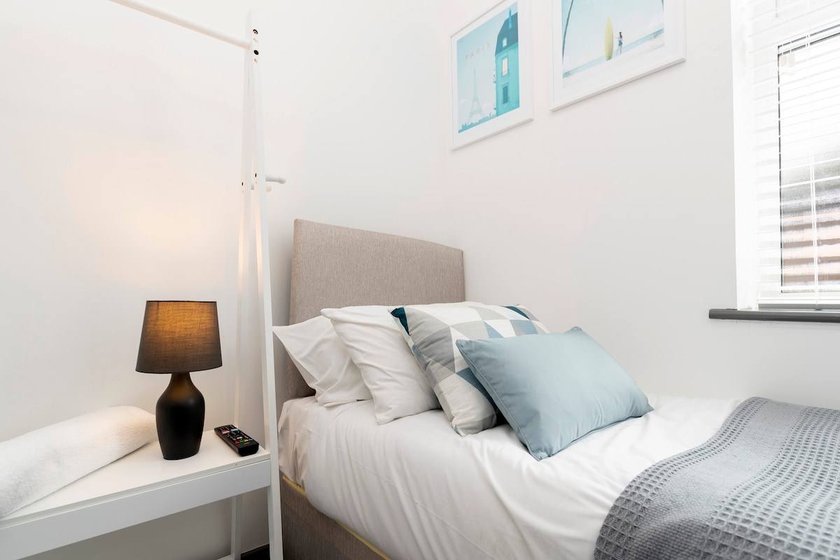 Dormitorio 3: una cama individual serena, que ofrece un refugio tranquilo y relajante para tu estancia