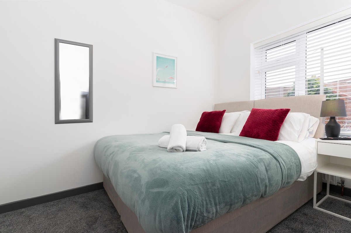 Dormitorio 2 – Una lujosa cama tamaño king con cremallera, que ofrece la máxima flexibilidad y comodidad para una noche de sueño tranquilo