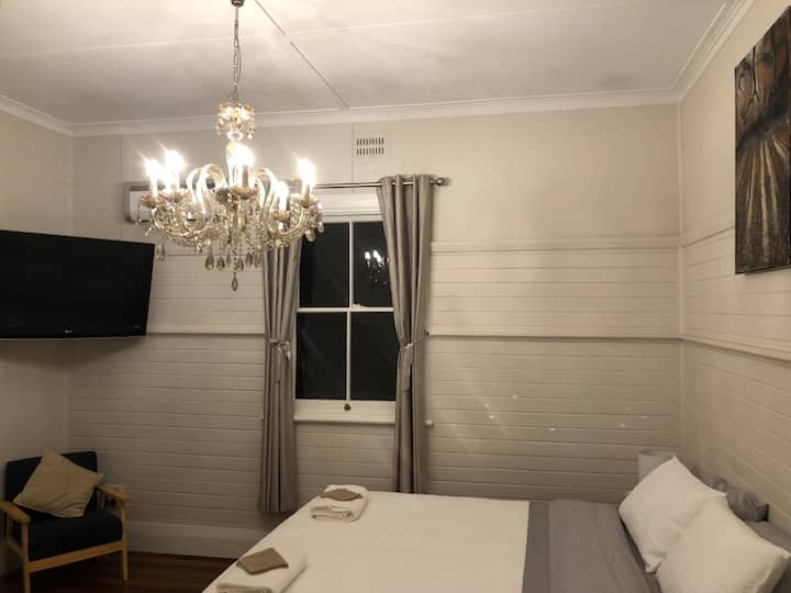 Glavni apartman - bračna soba (širine 180 - 200 cm)