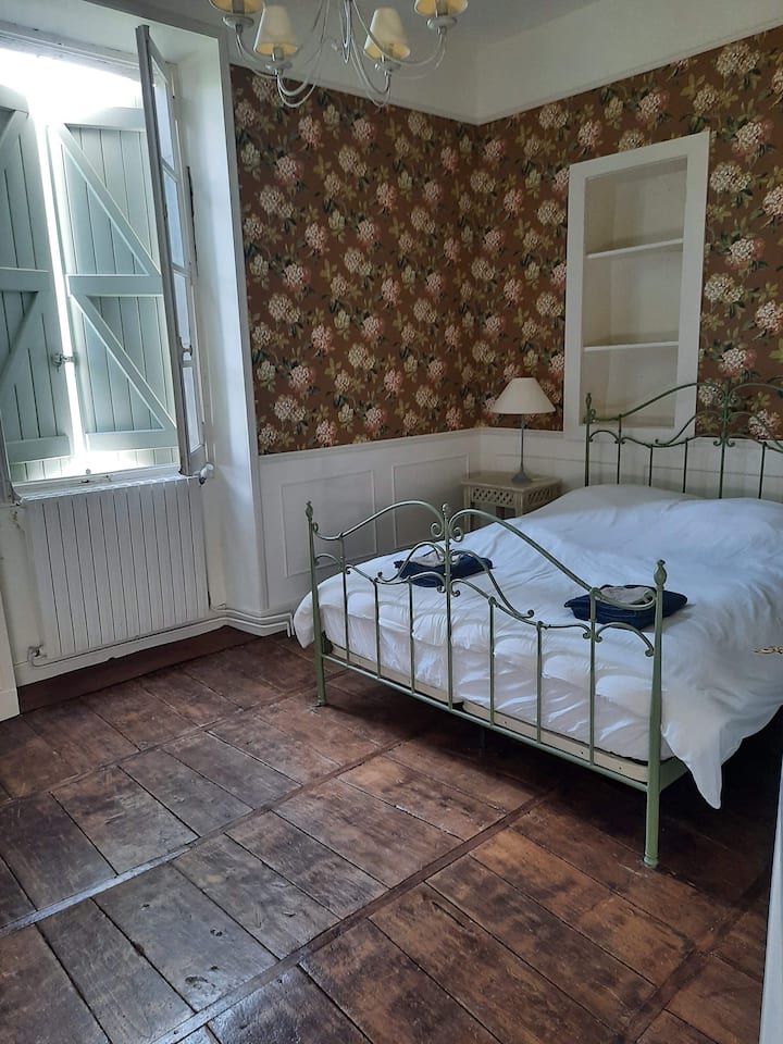 Dormitorio 2 con 1 cama doble.