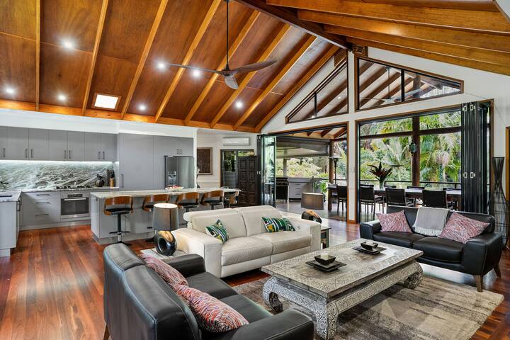 Stunning Architectural Resort Style Retreat gallery image 5