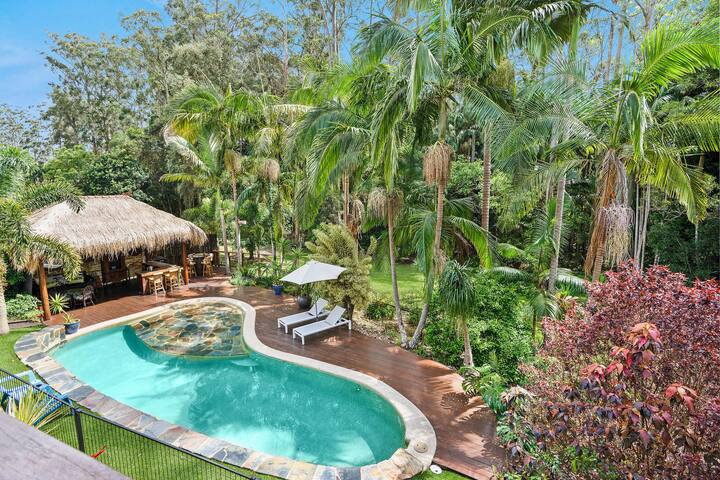 Stunning Architectural Resort Style Retreat gallery image 3