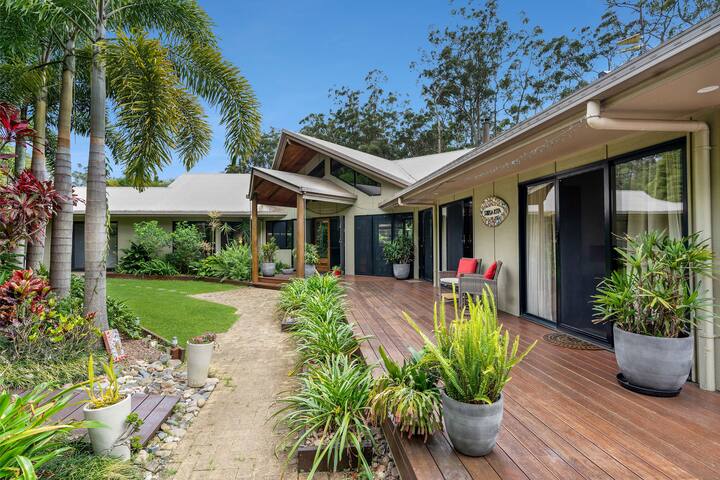 Stunning Architectural Resort Style Retreat gallery image 2