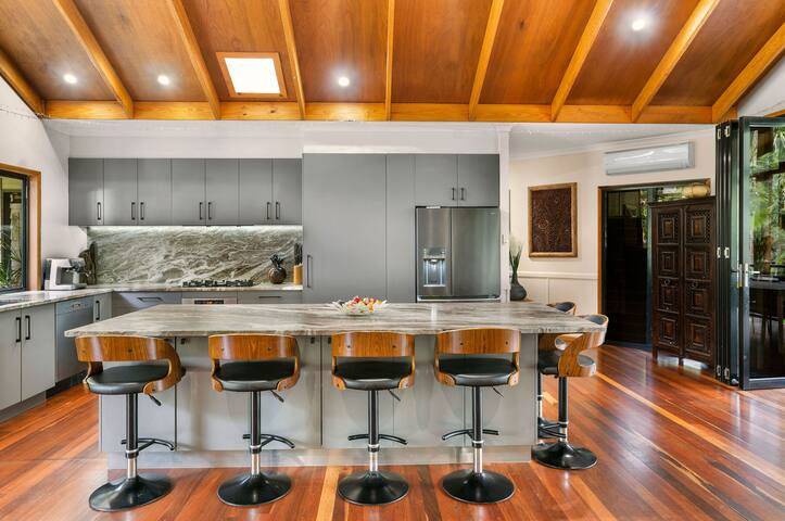 Stunning Architectural Resort Style Retreat gallery image 4