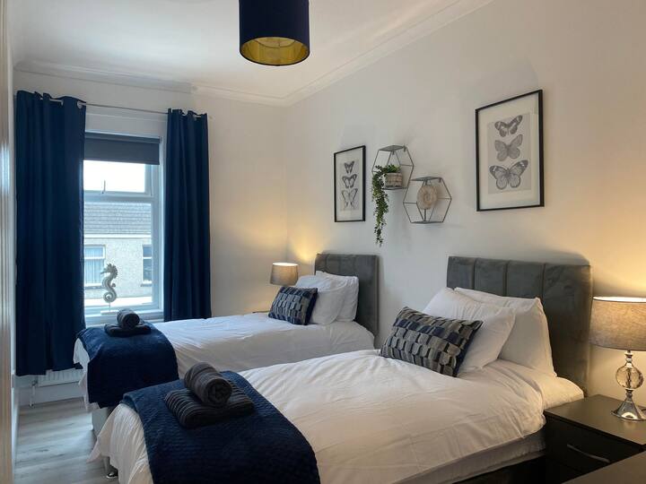 Notre somptueuse chambre à deux lits avec des oreillers moelleux et des couvertures confortables. Tout ce dont vous aurez besoin pour une bonne nuit de sommeil.