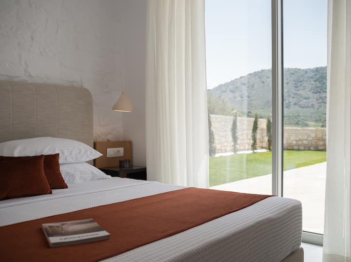 Chumba cha kulala cha kupendeza kilicho na ufikiaji wa moja kwa moja kwenye mtaro wa bwawa.