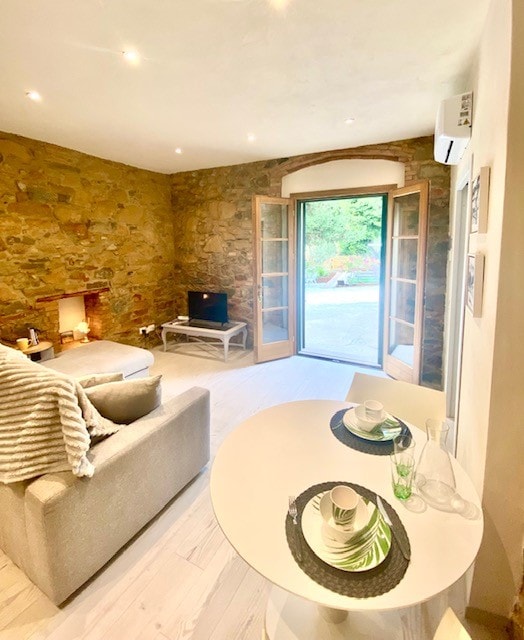 Top performing Airbnb: 5*Casa Serena,Fab 1 bed with aircon,parking garden in Chianni