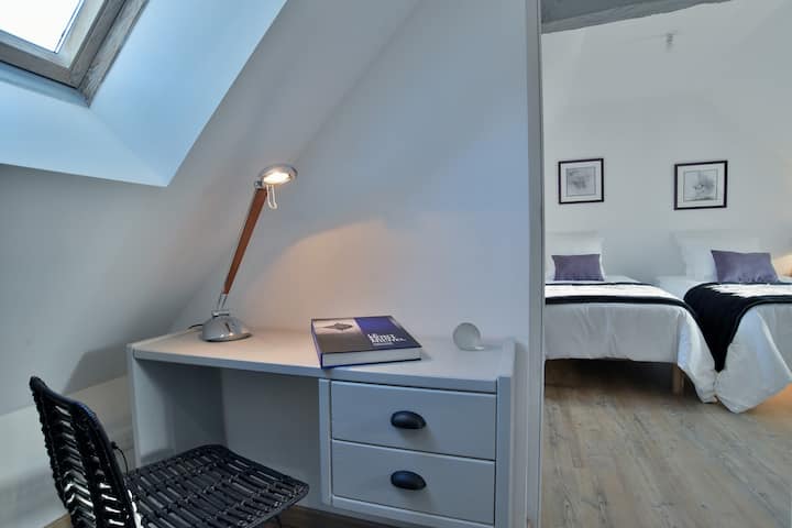 บนชั้น 2 สถานที่เงียบสงบในการอ่านอีเมลของคุณทำงานจากระยะไกล...