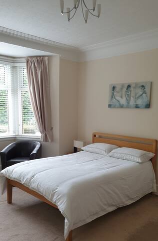 Beautiful 5 Bedroom Detached House and Patio gallery image 4