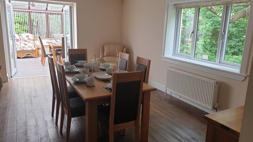 Beautiful 5 Bedroom Detached House and Patio gallery image 2