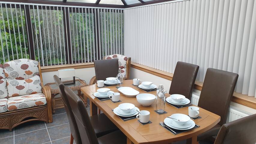 Beautiful 5 Bedroom Detached House and Patio gallery image 3