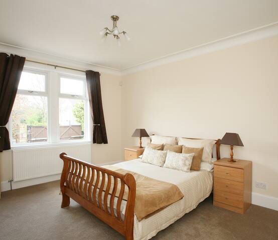 Beautiful 5 Bedroom Detached House and Patio gallery image 5