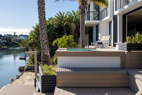 Experience Lux, Modern Comfort on the Canals