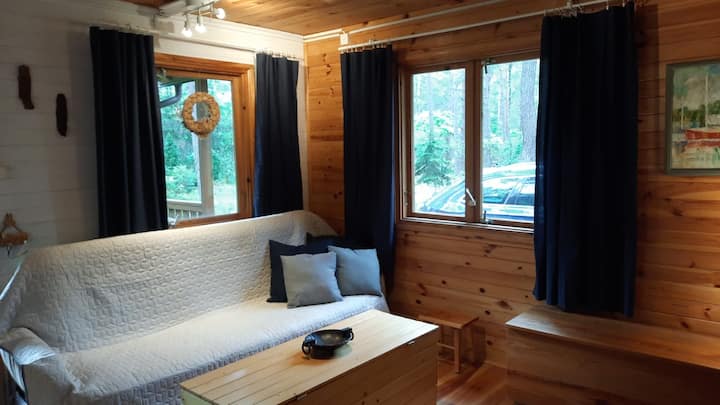 comfortabele slaapbank voor de open haard. te midden van extra dekens voor terrasavonden. 