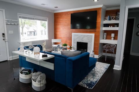 Popular Airbnb listing: Bungalow with Private Yard, 5 Miles from Downtown! in Venetian Hills