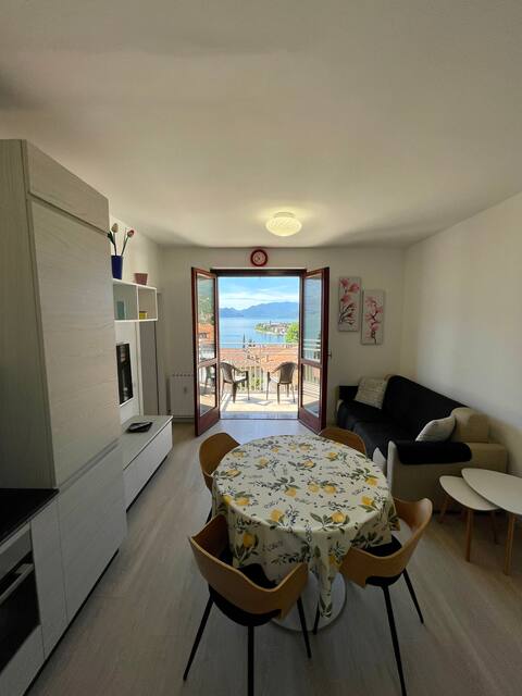 Full view LakeComo. Free Garage, fully refurbished