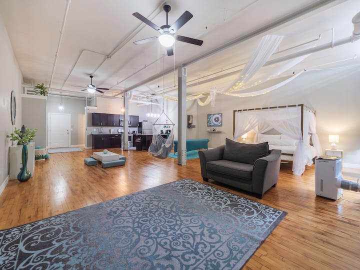 Zen Den Downtown Loft W/king Bed & Massage Table - Detroit, MI