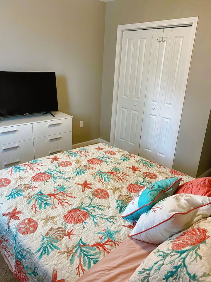 Dhomë gjumi kryesore me krevat dopio "queen" dhe televizor inteligjent 