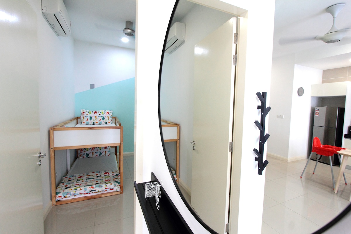 Საძინებელი 2
კომფორტულად დაიკავებს
3pax-ს ორსართულიანი საწოლი (90 სმ X 200 სმ)
ზედა საწოლს შეუძლია დაიკავოს 100
სმ + ერთი ლეიბი იატაკზე 