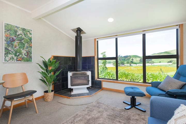 'Takahi Orchard' 
Spacious Home, Pool And Views - Gisborne