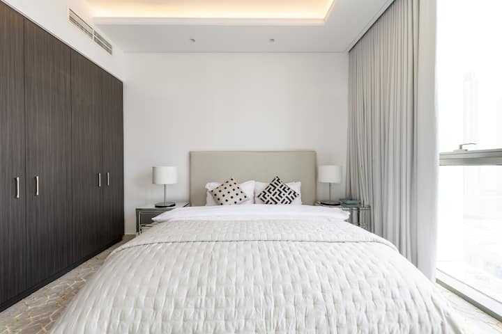 Nuestro hermoso y espacioso dormitorio principal cuenta con una cama tamaño king, un tocador y un armario enorme. Tiene una vista completa del burj khalifa y la fuente del centro comercial de Dubái.