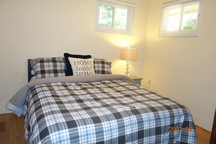 غرفة النوم رقم2 مع سرير بحجم كوين وصدر ومروحة سقف