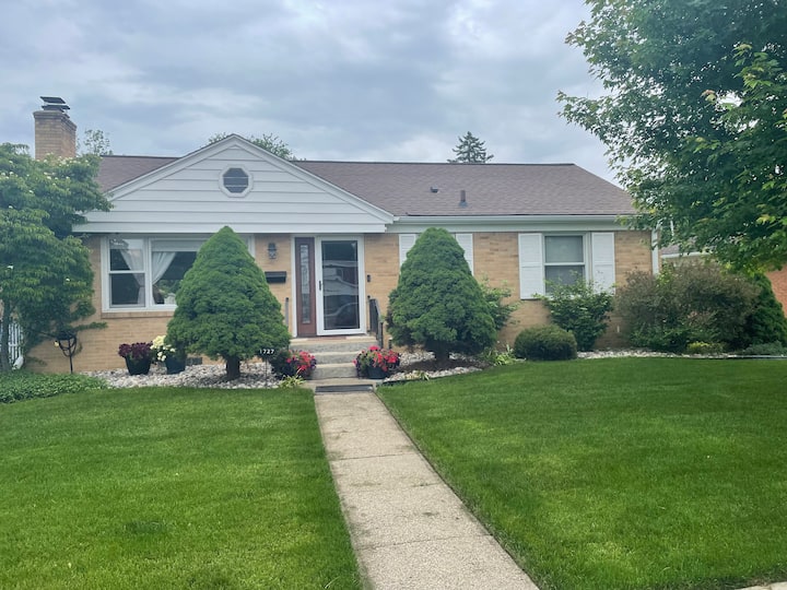 Large Yard w/Patio, Hottub, Theatre Room Houses for Rent in Lansing, Michigan, United States