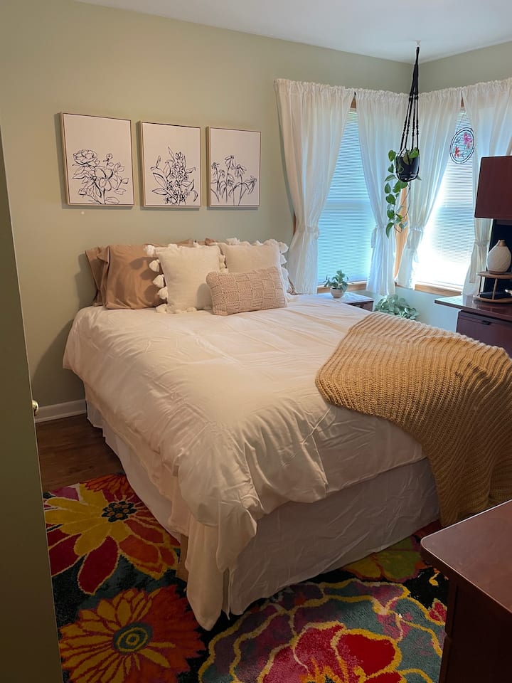 Segundo dormitorio con cama tamaño queen y espacio de oficina