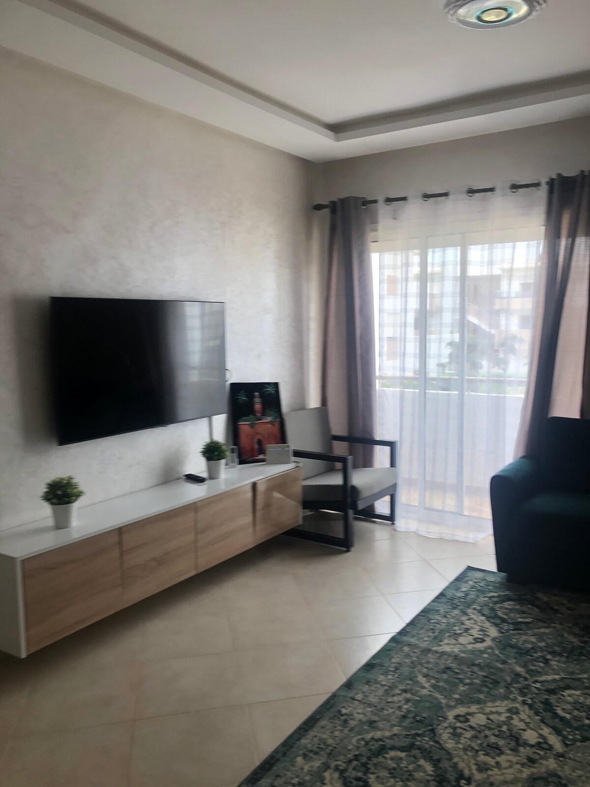 Hoofdwoonkamer met balkon met uitzicht op de bergen 