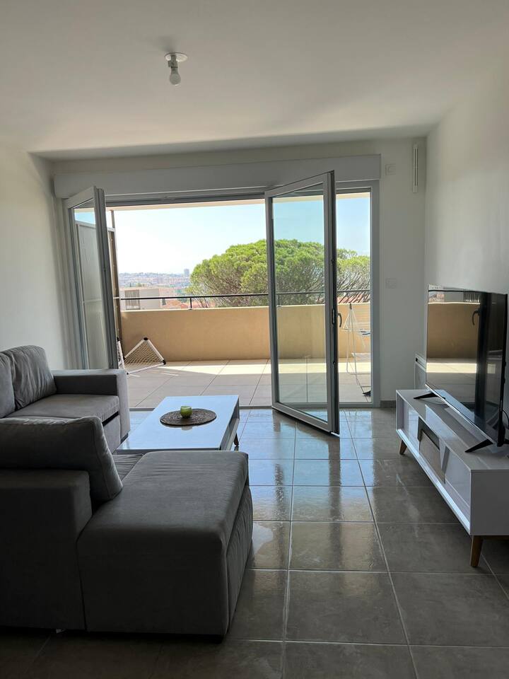 Beautiful sea view apartment with free parking Apartments for Rent in