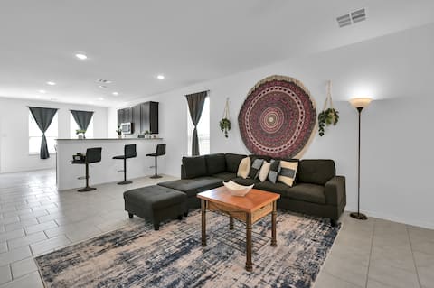 Beautiful 5 bdrm New Build in Central Location