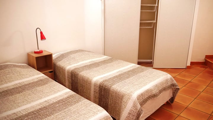 Slaapkamer 3 met doucheruimte (wastafel + douche)