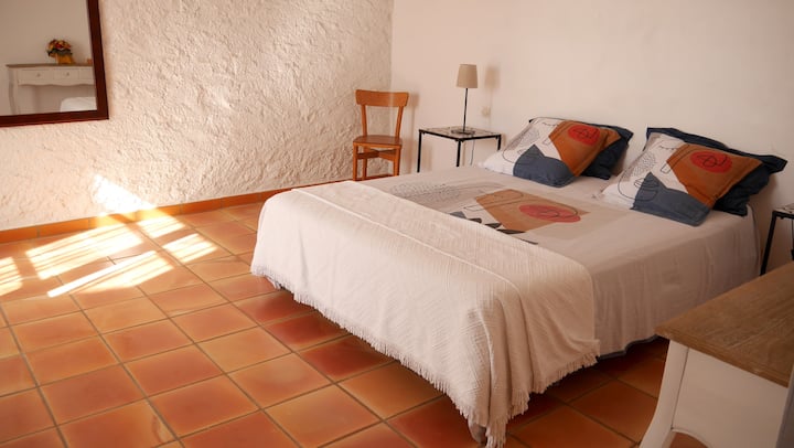 Slaapkamer 2 met uitzicht op het terras