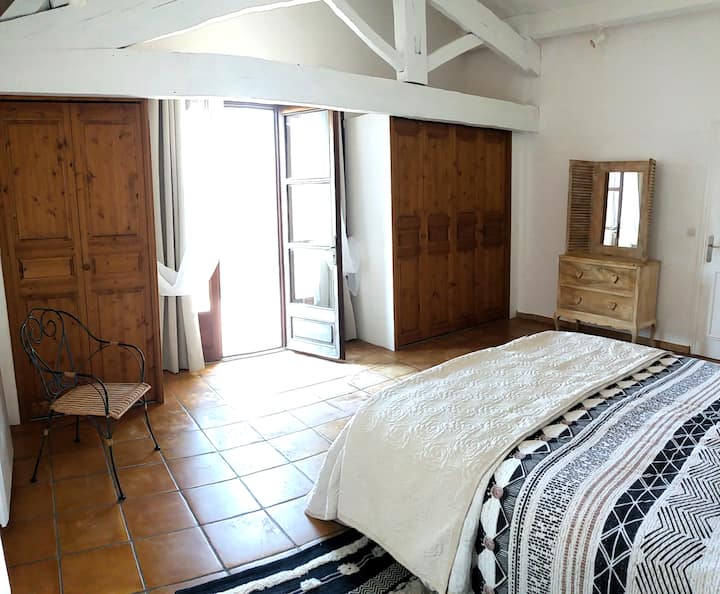 Slaapkamer 1 met uitzicht op het hoge terras