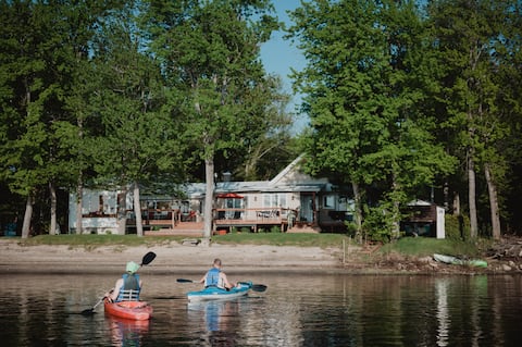 Large Waterfront Cottage for 8 - Bellevue Deckside