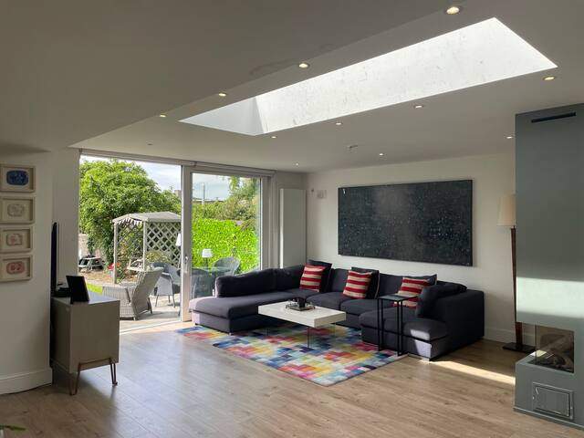 Excellent location in D4. Large 4 bed & garden gallery image 2