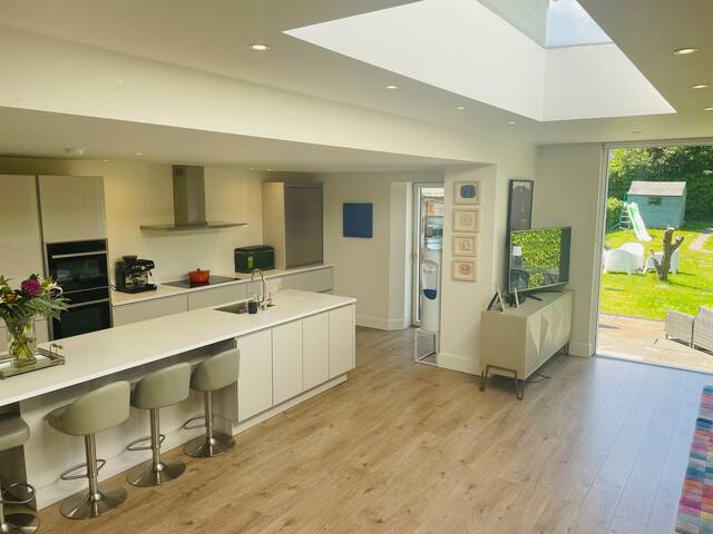 Excellent location in D4. Large 4 bed & garden gallery image 3