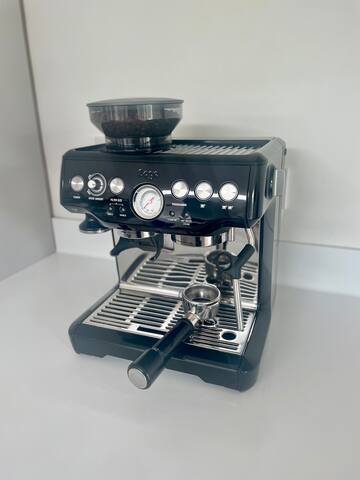 Excellent location in D4. Large 4 bed & garden gallery image 4