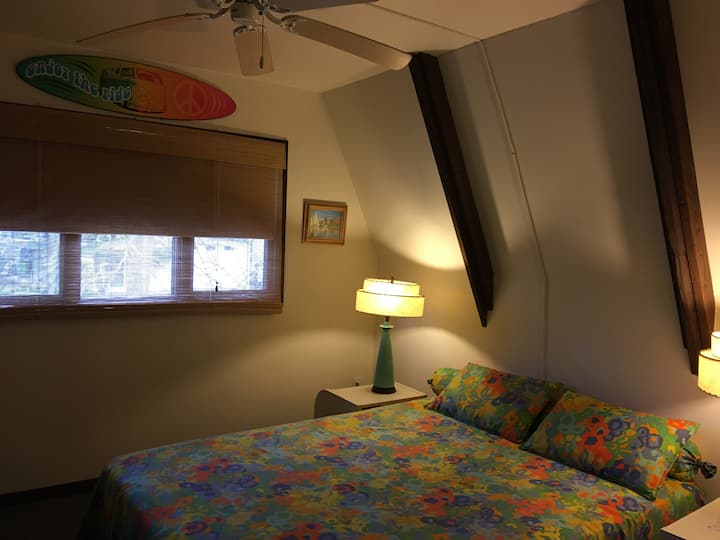 Vyumba vikubwa zaidi vya wageni ni ghorofani na vina kitanda cha malkia na kitanda cha pacha. 