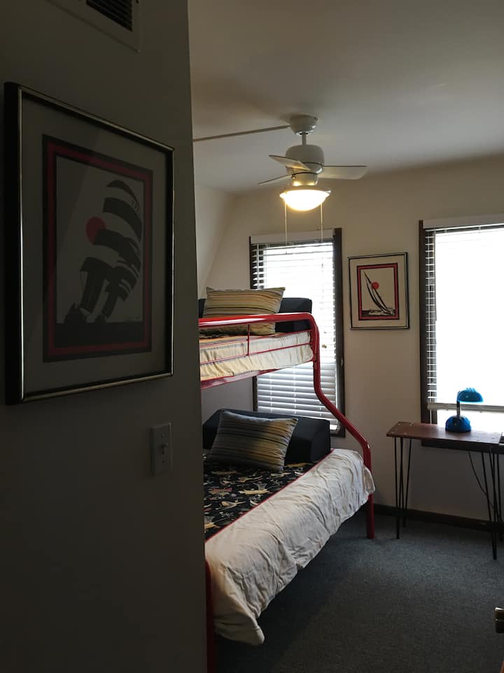 Chumba kimoja cha wageni ghorofani kinajumuisha ghorofa pacha/ kamili na kitanda cha ziada cha pacha kwa ajili ya kubadilika kwa kiwango cha juu. 