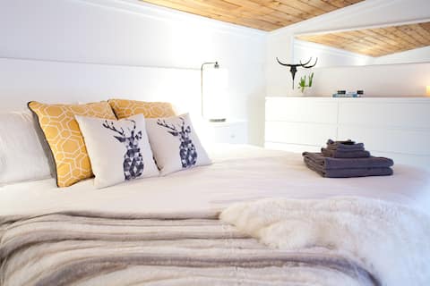 The BeachSide Loft Roberts Creek w/ Hot Tub