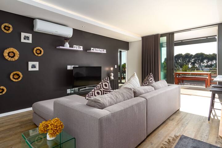 Stunning 2 Bedroom Apartment with large balcony gallery image 4