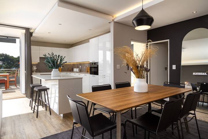 Stunning 2 Bedroom Apartment with large balcony gallery image 2