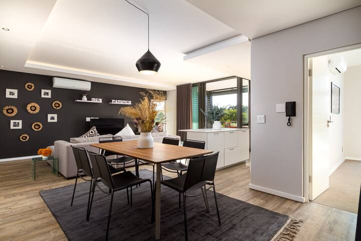 Stunning 2 Bedroom Apartment with large balcony gallery image 3