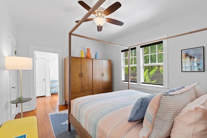 غرفة نوم رئيسية بسرير كبير وحمام  داخلي بحوض استحمام/دش ذو أرجل مخلبية وخزانة ملابس أصلية في عام 1920. خزانتا ملابس للملابس ورفان للأمتعة.  