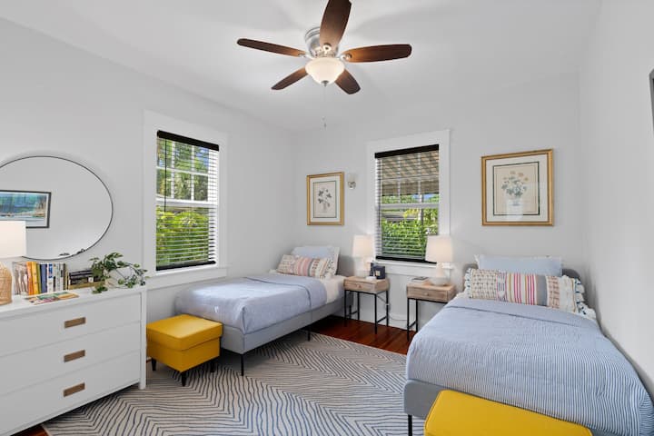 الأسرّة المزدوجة رائعة للأطفال/المراهقين ،  أو للبالغين الذين يسافرون كأصدقاء.  يمكننا تحويل التوأمين إلى سرير بحجم كبير مع سرير علوي عند الطلب.