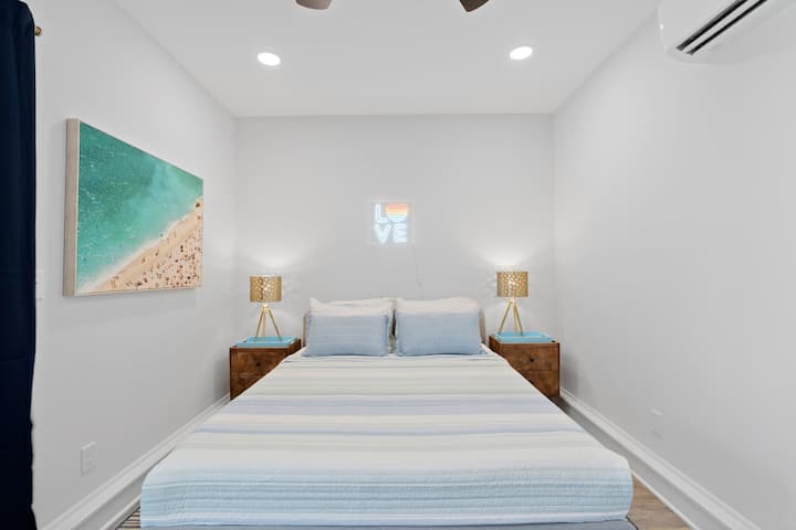 غرفة نوم في بيت حمام السباحة بسرير بحجم كبير وستائر معتِّمة.