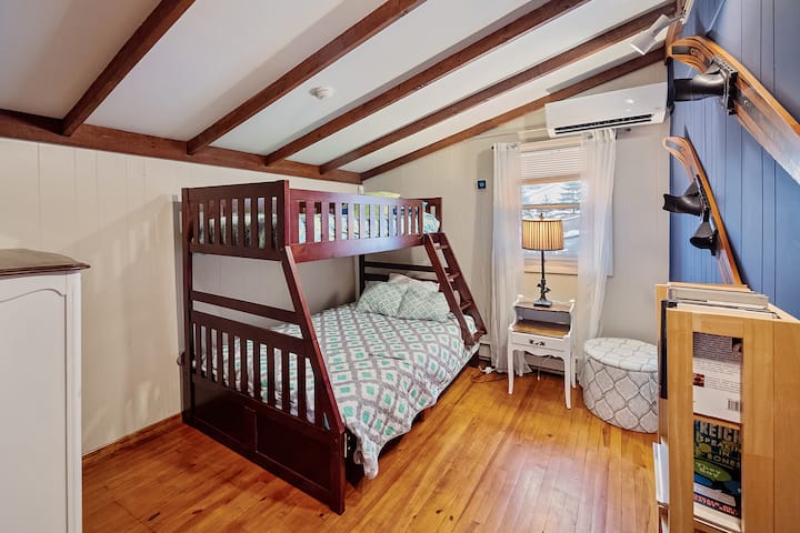 Dhoma e gjumit e përparme ka dy krevate mbi krevate të plotë, sistem të veçantë të ndarjes së ngrohjes/ac 