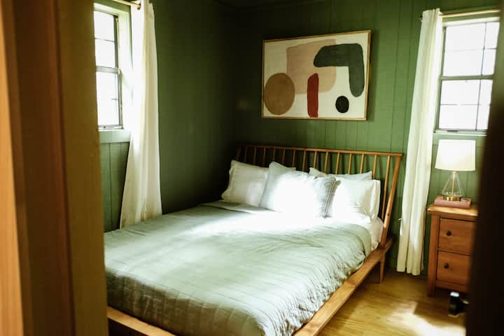 La chambre à l'étage ou « Sage Room » dispose d'un matelas Queen Tuft & Needle et de deux lits jumeaux superposés. Les rideaux occultants gardent cette pièce très confortable pour ceux qui veulent dormir :)